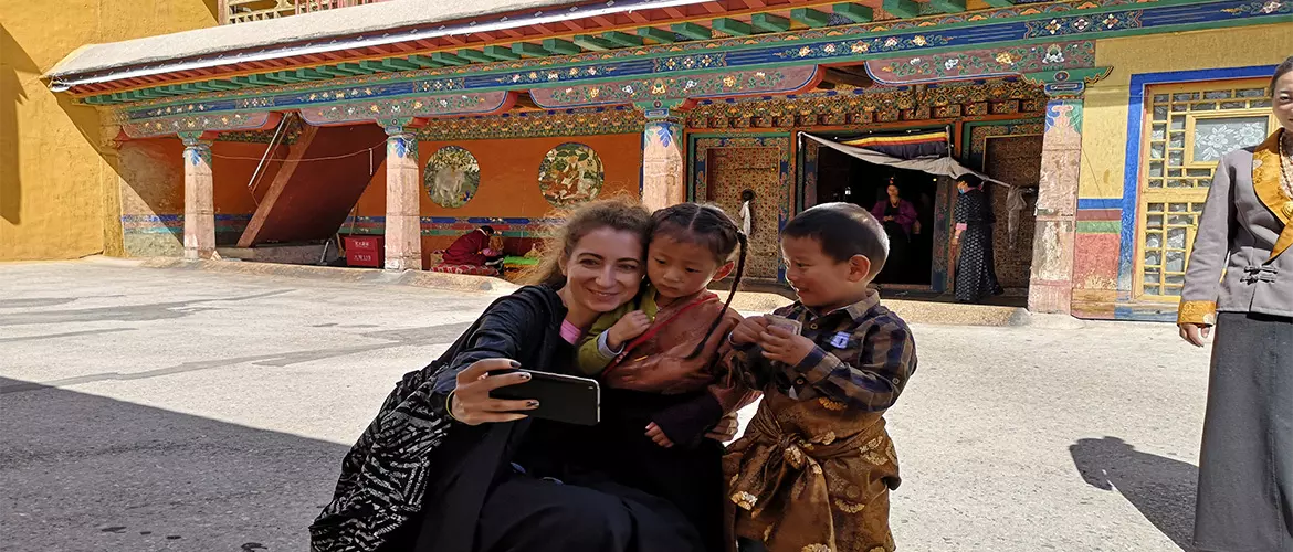 A tourist with two Tibetan kids