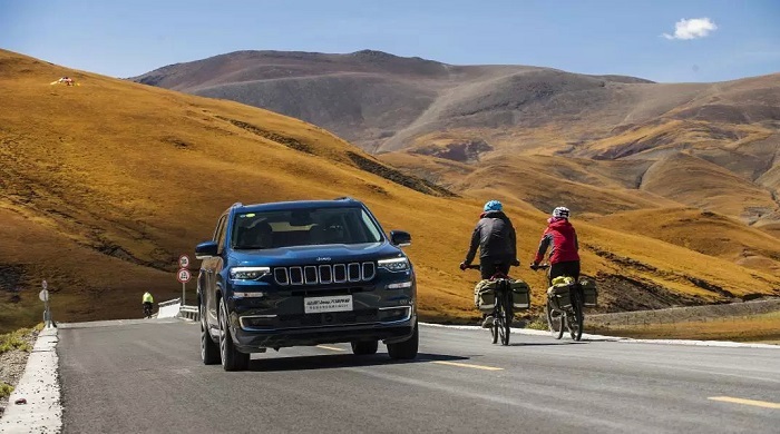 Tourist vehicle in Tibet