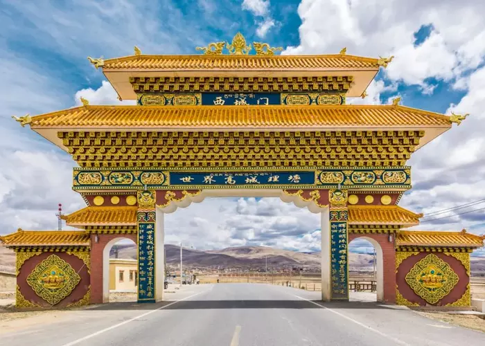 Gate of Litang, the must-pass way of G318.