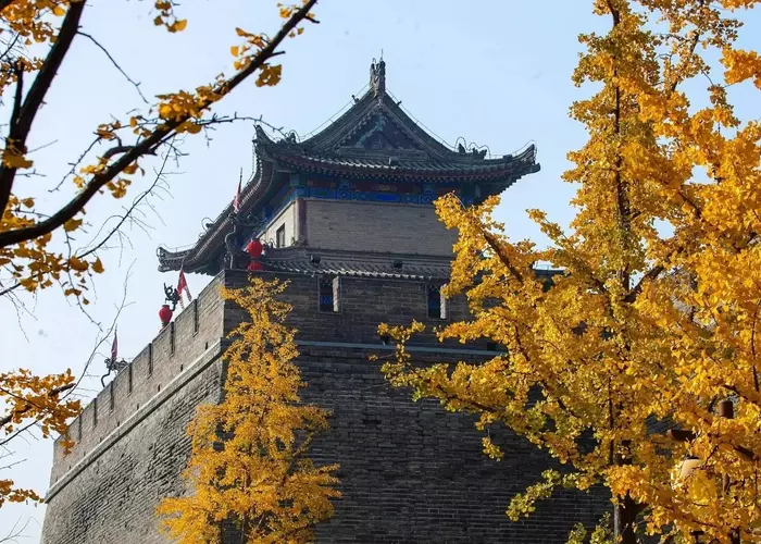 Autumn charm of Xian old city wall