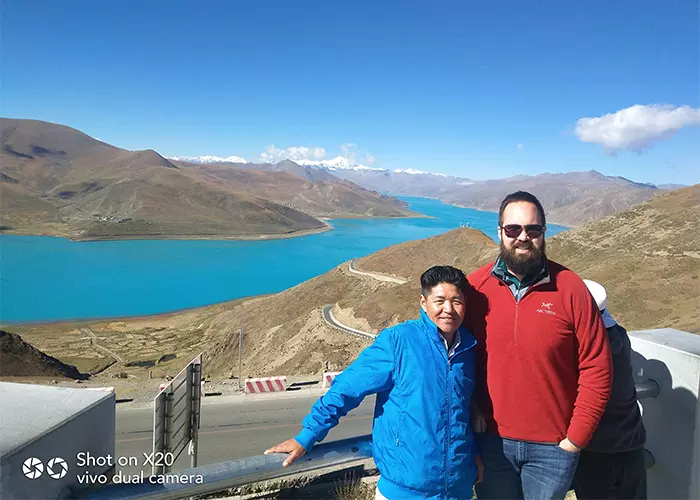 At the observation deck of Yamdroktso Lake