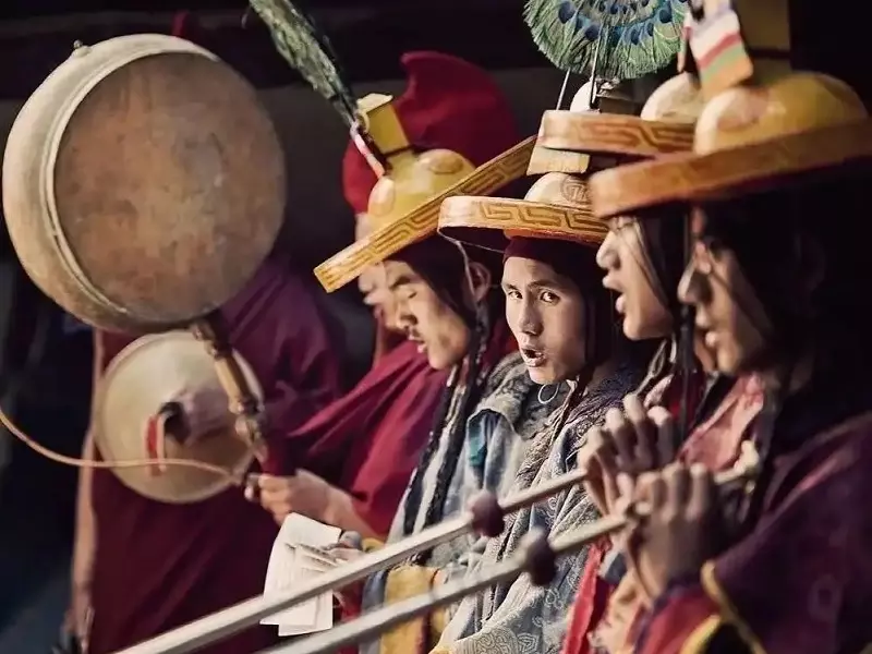 Play Tibetan musical instruments