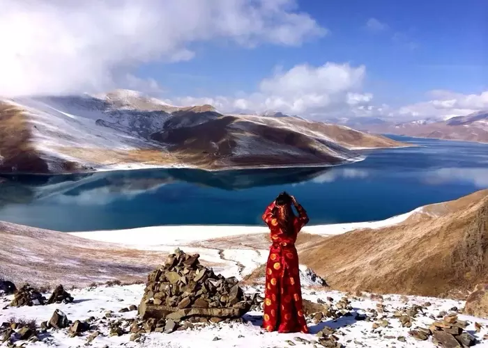 Yamdroktso Lake in January