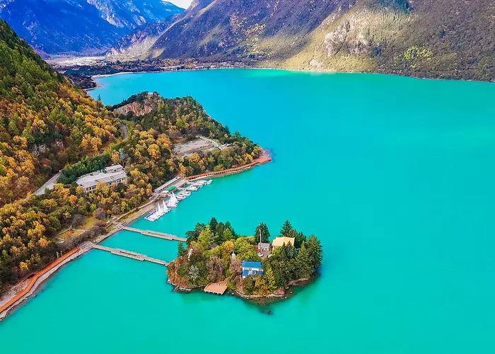 Draksum-tso Lake is in jade green.