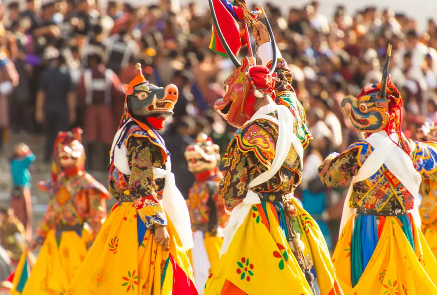 Vibrant Cham dancers