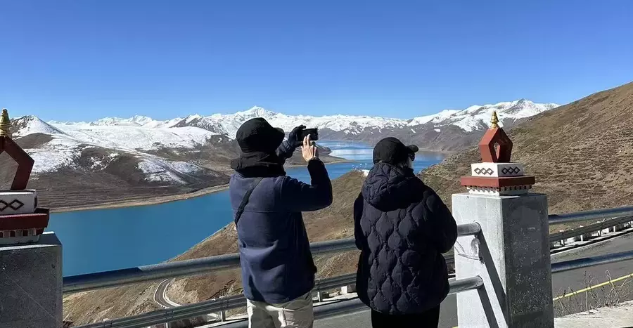 Yamdroktso Lake