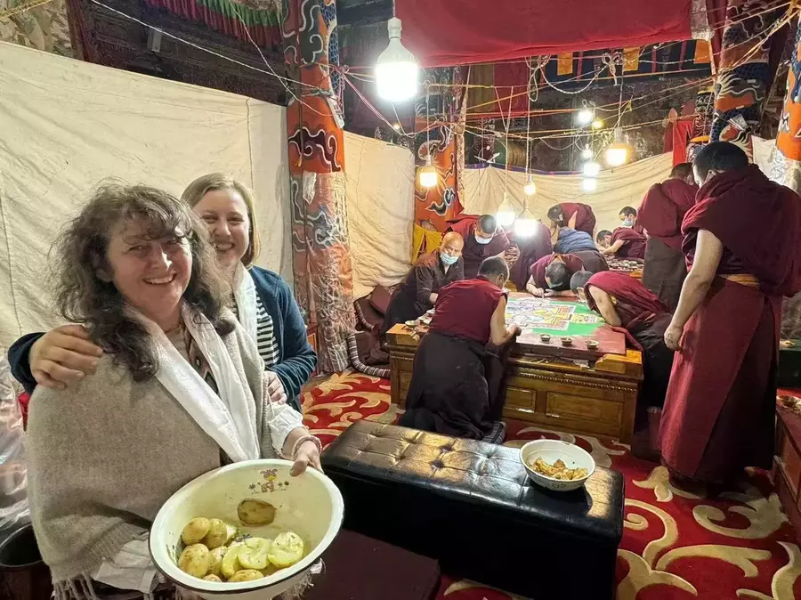 2 viajeros en el Monasterio de Drepung