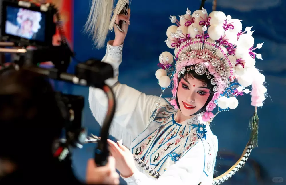 Sichuan Opera Costumes and Makeup  