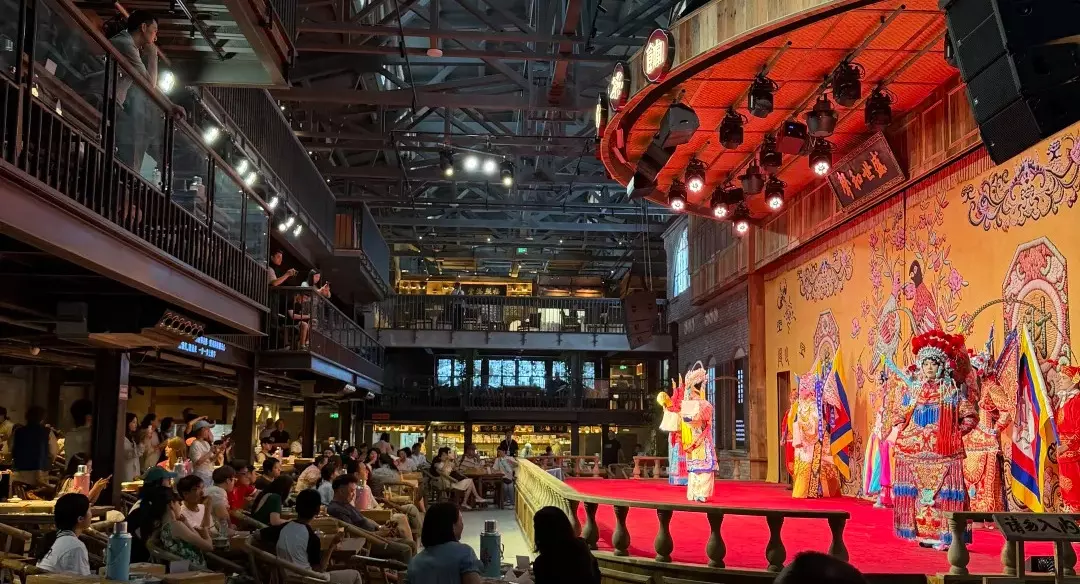 Sichuan opera at a teahouse Baixichaxiu